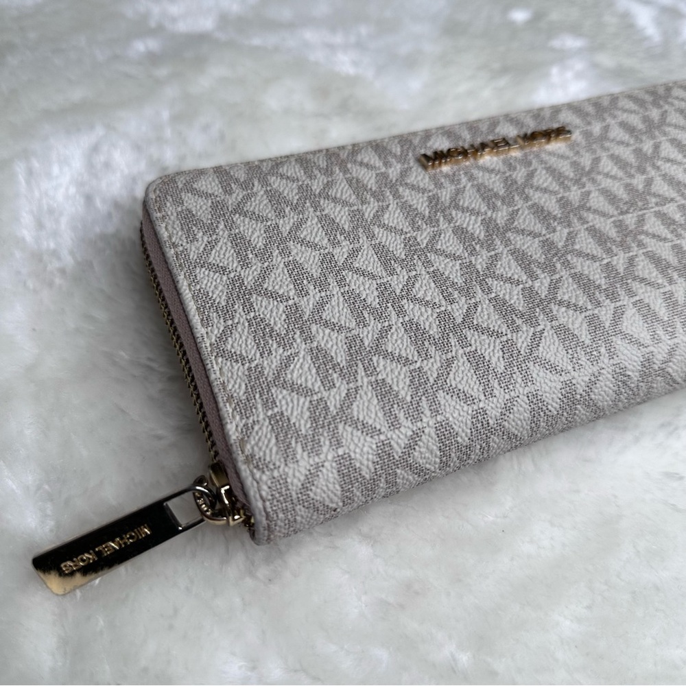 Michael Kors Jet Set Travel Zippy Wallet - Picture 14 of 14